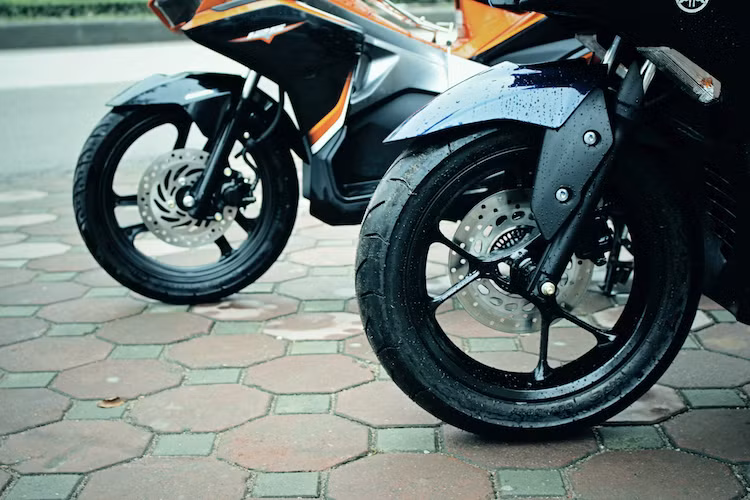 Đều có đường kính vành 14 inch nhưng do bản vành lớn, NVX sử dụng lốp to trông cứng cáp hơn với kích thước trước/sau 110/80 và 140/70. Trong khi đó, Airblade dùng lốp hẹp hơn nhiều, lần lượt trước sau 80/90 và 90/90. Thiết kế mâm 2 xe đều có dạng 3 cánh kép nhưng Airblade dùng mâm cánh xoắn trong khi NVX có dáng mâm chữ Y. Cả 2 xe đều trang bị phanh đĩa 1 piston phía trước và phanh đùm phía sau.