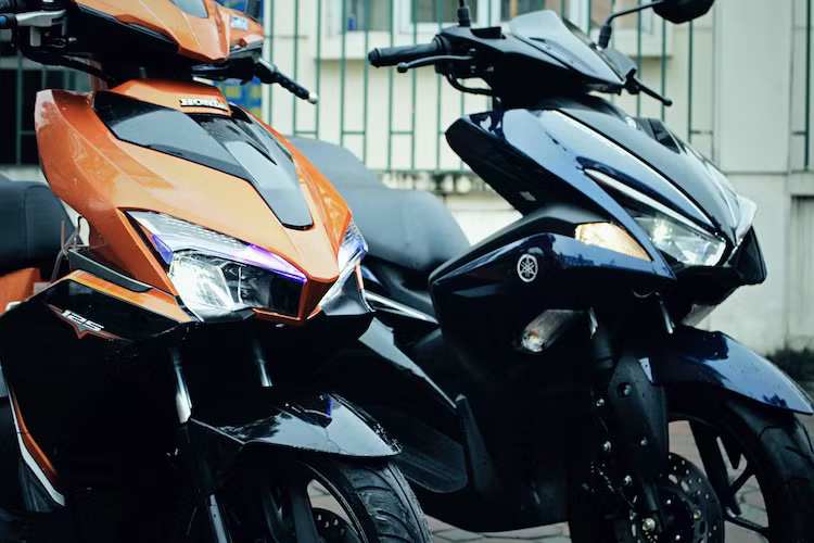 Cả 2 mẫu xe đều có đèn pha nằm ngang sử dụng công nghệ chiếu sáng LED trông rất "ngầu". Tuy nhiên các đèn demi và xi-nhan của Airblade được tích hợp gọn gàng vào chóa pha, trong khi NVX tách rời hoàn toàn các đèn này. Đèn demi của Honda Airblade 125 còn có dạng LED xanh hiện đại. Mặt nạ trước của NVX có thiết kế chữ V khí động học, trong khi Airblade có hình chữ Y cứng cáp.