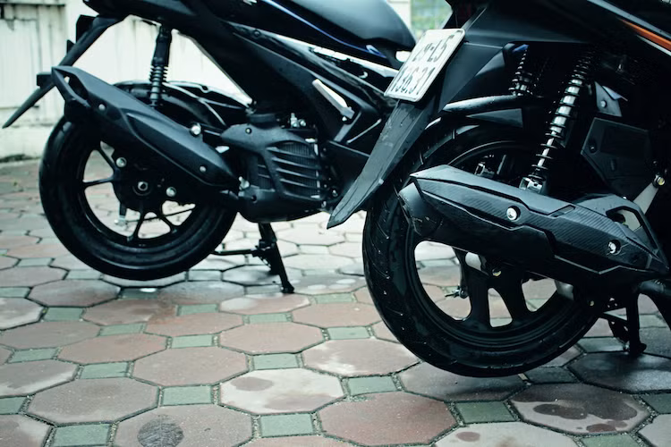 Mỗi hãng xe đều tích hợp những công nghệ đặc biệt riêng cho động cơ của mình. Trong khi Honda có bộ đề ACG, công nghệ giảm thiểu ma sát thì NVX sở hữu lòng xi lanh hợp kim DiASil, công nghệ tiết kiệm nhiên liệu BlueCore. Tuy nhiên, NVX vượt trội hơn khi có hệ thống điều khiển van biến thiên VVA, đem tới sức mạnh vượt trội ở vòng tua cao và tiết kiệm nhiên liệu ở tua thấp.