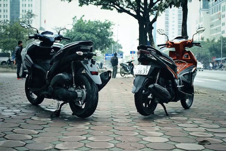 Tại thị trường xe máy Việt, Airblade 125 được bán với 3 phiên bản; Thể thao, Cao cấp và Sơn từ tính cao cấp với giá lần lượt là 37,9 - 39,9 và 40,9 triệu đồng. Trong khi đó, NVX 125 chỉ có duy nhất một phiên bản với giá 40,99 triệu. Chiếc xe tay ga của Yamaha có 4 màu là xanh cửu long, đỏ, trắng và đen trong khi đối thủ Airblade có tới 10 tùy chọn màu khác nhau, tùy thuộc phiên bản.