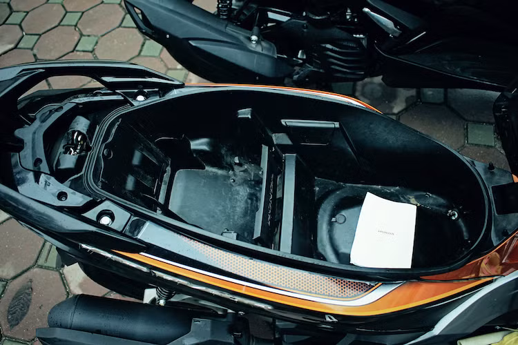 Honda không đưa ra thông tin về thể tích khoang hành lý của Airblade nhưng do có nhiều góc cạnh hơn đối thủ, cốp của Airblade đòi hỏi người dùng sẽ phải sắp xếp "khéo" hơn khi chở nhiều vật dụng với kích thước khác nhau.