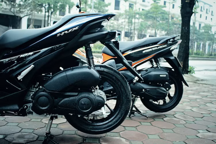 NVX 125 có động cơ BLUE CORE 4 thì SOHC 125cc làm mát bằng dung dịch, xy lanh đơn, phun xăng điện tử. Xe có công suất tối đa 8,8 kW ở 8.000 vòng/phút và mô men xoắn cực đại ở tốc độ 11,3 Nm tại 7.000 vòng/phút. Cũng có động cơ 125 cc, tuy nhiên Airblade có công suất nhỏ hơn một chút là 8,4kW/8.500 vòng/phút và 11,26N.m/5.000 vòng/phút.