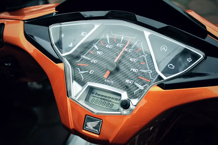 Bảng đồng hồ của Airblade sở hữu thiết kế góc cạnh hơn, truyền thống hơn. Các vạch số được làm nổi, bên dưới là màn hình LCD báo giờ, mức xăng và đo quãng đường. Air Blade mới cũng có các đèn báo nhiệt độ máy và thay dầu động cơ.