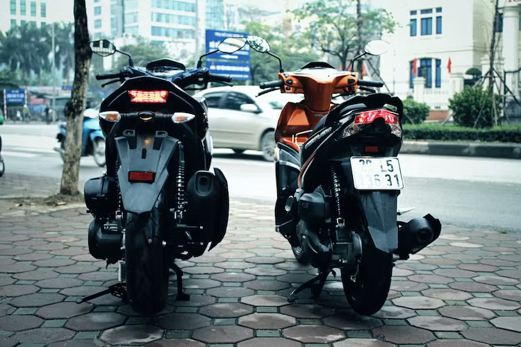 Với bánh "béo", phần đuôi ngắn và vuốt cao, NVX có dáng "ngầu" như một chiếc xe phân khối lớn. Đèn hậu của NVX có thiết kế nhỏ gọn, sử dụng các bóng đèn LED dạng chữ X. Tuy nhiên đèn xi-nhan của xe lại đặt rời ở pát biển số. Trong khi đó, cụm đèn hậu LED chữ V ngược của Airblade 125 lại tích hợp xi-nhan. Pô Airblade đặt thấp hơn, nhưng lại có kích thước gọn gàng hơn nhiều so với NVX.