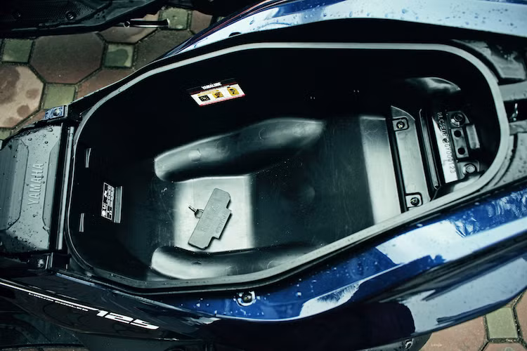 Dù là một mẫu xe tay ga thể thao nhưng NVX 125 vẫn có khoang chứa đồ cực lớn, có thể tích lên tới 25 lít. Với lòng sâu, khoang chứa đồ này có khả năng để một chiếc mũ bảo hiểm full face cùng một mũ 3/4 nữa.