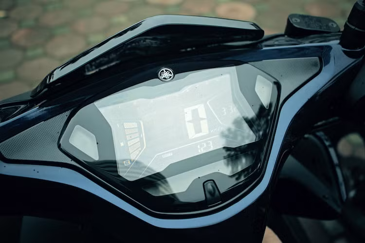 Bảng đồng hồ của NVX 125 cùng "người anh em" 155 gây ấn tượng với màn hình LCD nền xanh chữ trắng hiện đại kèm một số đèn báo khác. Không chỉ hiển thị các thông số cơ bản, đồng hồ này còn có chức năng báo tua và báo mức điện trong ắc quy - những tính năng chưa từng xuất hiện trên xe tay ga tại Việt Nam. Tuy nhiên, nhược điểm của đồng hồ này là khá khó đọc vào ban ngày.