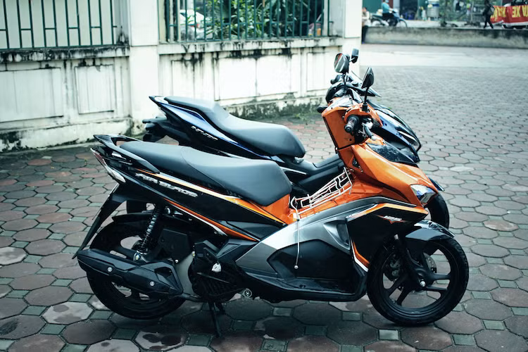 "Vai kề vai", NVX 125 lại một lần nữa vượt trội mọi mặt về kích thước so với Airblade 125. Chiều dài tổng thể của NVX là 1990 mm, cao 1125 mm trong khi Airblade chỉ đạt 1881 và 1111 mm. Tương tự, trục cơ sở của NVX là 1350 mm trong khi Airblade đạt 1288 mm. Với kích thước lớn, NVX 125 trông "hầm hố" hơn Airblade nhưng lại gặp bất tiện khi dắt xe trong bãi hoặc ra vào nhà chật.