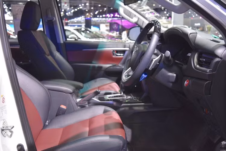 Với nội thất bọc da màu đỏ kết hợp với đen, nút khởi động cùng nhiều chi tiết khác có logo TRD, nội thất của Fortuner đã trở nên thể thao không kém gì chiếc xe 2 cửa Toyota 86. Bảng đồng hồ của chiếc xe cũng được trang trí lại với đèn báo màu đỏ cùng bề mặt trang trí giả sợi carbon.