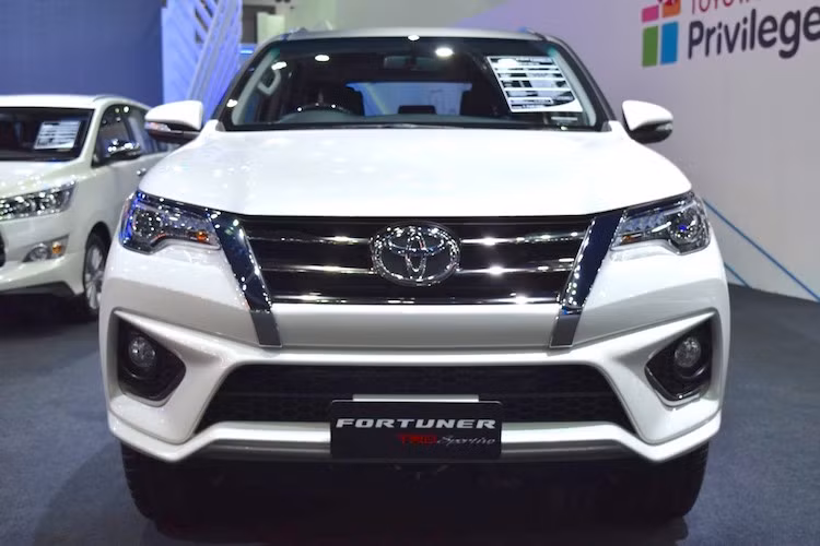 Ở bên ngoài, Fortuner TRD Sportivo mới nổi bật hơn các phiên bản thường nhờ có bộ bodykit của TRD, mui xe màu đen mờ cùng mâm 20 inch 6 cánh đơn sơn bóng dùng lốp Dunlop 265/50.