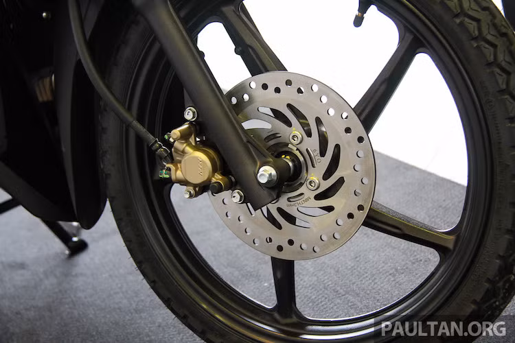 Hệ thống phuộc và phanh của của mẫu xe số Wave Dash không có sự thay đổi so với WAve RSX. Xe được trang bị vành đúc 5 cánh xoắn kiểu thể thao cho cả 2 bánh, với hệ thống phanh đĩa trước kèm heo Nissin 1 piston cho mọi phiên bản.