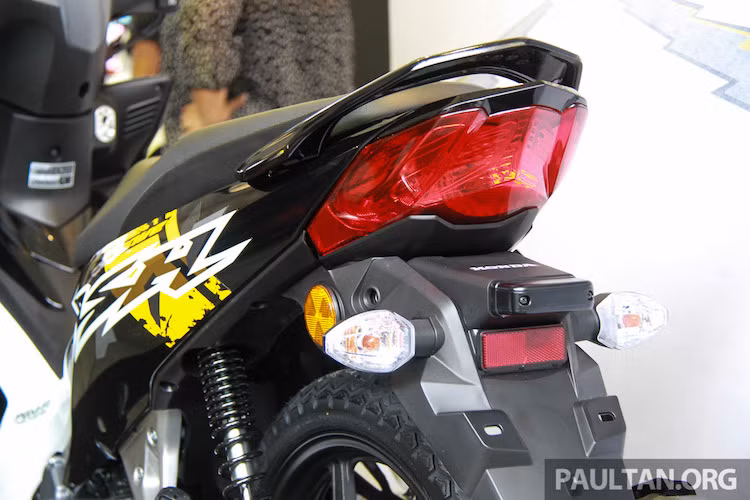 Theo Honda, mức tiêu thụ nhiên liệu của Wave Dash chỉ là 1,63 lít/100 km. Bình xăng 4 lít của xe nằm dưới yên, bên cạnh khoang chứa đồ. Theo quy định của Malaysia, đèn xi-nhan của xe đã được dời ra chắn bùn; tuy nhiên chóa đèn hậu của Wave Dash vẫn có thiết kế tương tự Wave RSX 110.