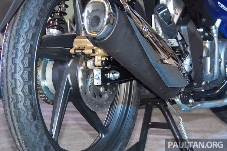 Điểm nổi bật của Wave Dash đó là phiên bản cao cấp R của chiếc xe được trang bị phanh đĩa phía sau, với cấu hình y hệt như phanh trước. Tuy nhiên phiên bản S của chiếc xe vẫn sử dụng phanh đùm phía sau.