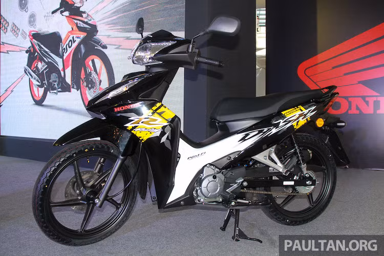 Dù dựa trên cơ sở khung sườn và động cơ của phiên bản Wave Alpha vốn đang được bán tại Malaysia, tuy nhiên Honda Wave Dash 110 đã được thiết kế theo hướng thể thao, hướng chủ yếu tới giới trẻ. Về thiết kế, có thể coi Wave Dash là phiên bản nâng cấp của chiếc Wave RSX đời 2013 ở Việt Nam.