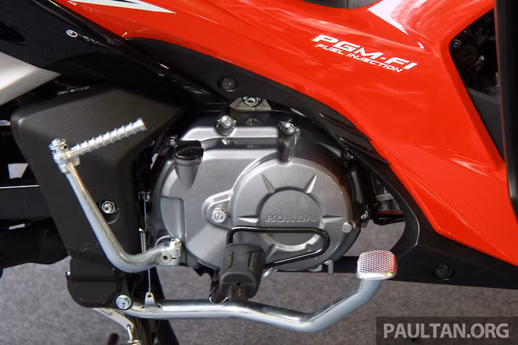 Sức mạnh của Wave Dash 110 được cung cấp bởi khối động cơ xi-lanh đơn SOHC 2 van làm mát bằng gió, hộp số côn tự động 4 cấp và hệ thống phun nhiên liệu điện tử PGM-FI. Công suất của động cơ này là 8,6 mã lực và mô-men xoắn cực đại 11,61 Nm.