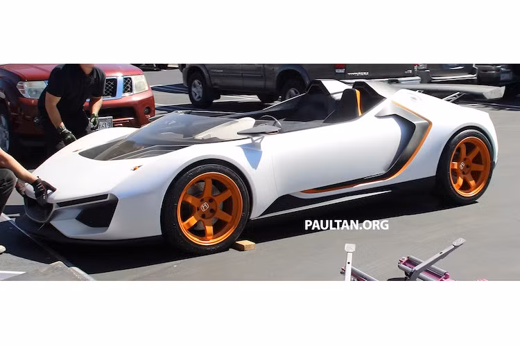 Hiện tại, Honda đã có chiếc siêu xe đỉnh cao NSX và mẫu xe thể thao mini động cơ đặt giữa tại Nhật Bản. Tuy nhiên trong thời gian tới, một mẫu siêu xe Honda giá rẻ với động cơ đặt giữa và tên gọi Honda ZSX có thể sẽ được hãng tung ra thị trường. Vừa qua, phiên bản ý tưởng của mẫu xe này đã bị lộ hình trong quá trình vận chuyển tại Mỹ.