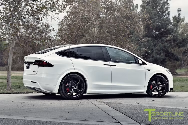 Tự nhận là hãng độ đầu tiên "chuyên trị" các dòng xe điện Tesla, T Sportline đã chỉ thay đổi rất ít các chi tiết ngoại thất của Model X. Trong đó, hãng độ này đã sơn lại toàn bộ các chi tiết ốp nhựa đen của chiếc xe với màu trắng trùng màu sơn. Nằm bên dưới cản trước nguyên bản của Model X là một cánh khuếch tán bằng sợi carbon.