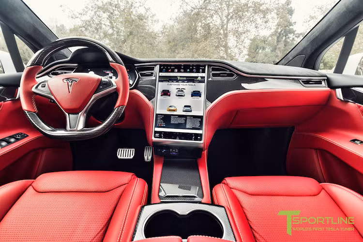Ở bên trong, các công nghệ hiện đại vốn theo kèm Tesla Model X không có sự thay đổi. Tuy nhiên T Sportline đã trang bị cho xe vành tay lái thể thao cùng nhiều chi tiết ốp trang trí trong nội thất bằng sợi carbon trần. Đặc biệt, toàn bộ nội thất của xe đã được hãng bọc lại trong da cao cấp với màu đỏ nổi bật.
