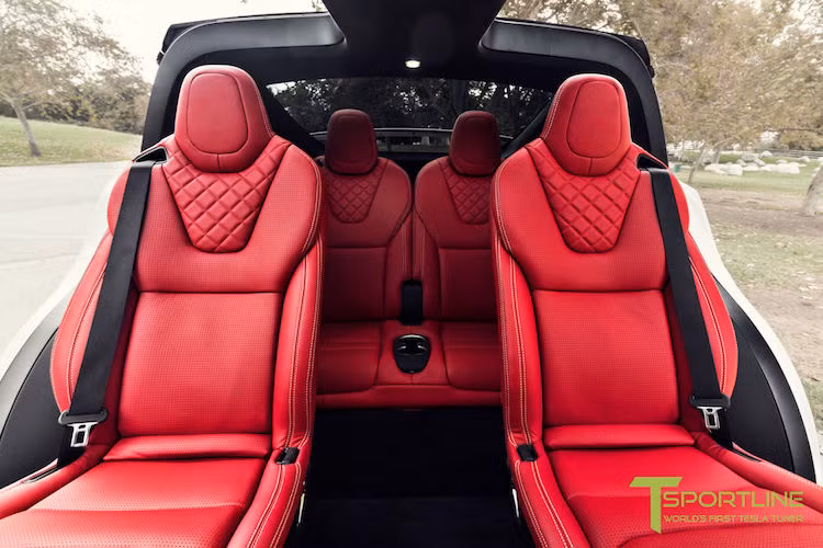 Lấy cảm hứng từ các dòng xe siêu sang Bentley, từng ghế ngồi cũng có lưng chần chỉ thủ công cầu kỳ. Điểm cực "độc" của Model X đó là cửa sau mở lật lên dạng cánh chim một cách gọn gàng. Theo Elon Musk - Nhà sáng lập và là giám đốc điều hành Tesla, ý tưởng về cửa sau của Model X xuất phát từ việc hàng ghế sau của những chiếc SUV truyền thống rất khó ra vào, ngay cả với những SUV cỡ lớn như Audi Q7.