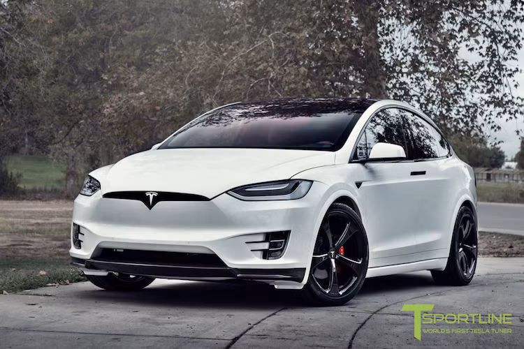 Ra mắt lần đầu vào 30/9/2015, siêu xe Tesla Model X là chiếc SUV chạy điện đầu tiên trên Thế giới được sản xuất hàng loạt. Dù đã được bán ra từ khoảng hè năm ngoái nhưng phải tới nay, Model X mới có bản độ đầu tiên được tạo ra bởi hãng độ T Sportline của Mỹ.