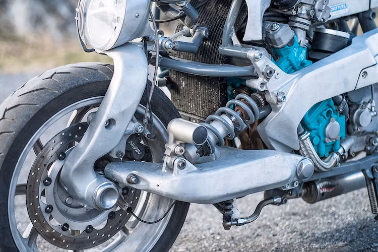 Hệ thống lái gián tiếp "độc nhất vô nhị" với gắp đơn phía trước của Yamaha GTS1000 được Joel giữ nguyên. Tuy nhiên anh đã độ lại gắp đôi phía sau nguyên bản bằng gắp đơn và dàn bánh từ Honda VFR 750. Trong khi đó, bánh trước của xe cũng đã được Joel lắp bánh sau từ mẫu sportbike Honda NSR150SP, sau khi đã mài bớt vành và độ moay-ơ để vừa gắp trước của GTS1000.