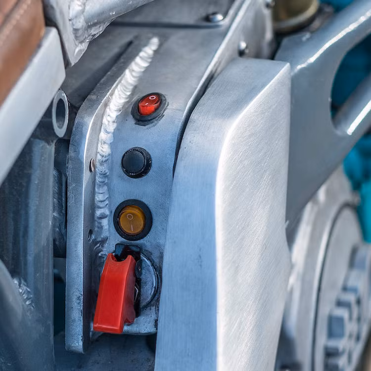 Nằm ở phía sau ghế ngồi là các hệ thống điện và ắc quy của chiếc xe, trong khi những công tắc chính được Joel tích hợp kéo léo bằng một panel bằng nhôm nằm ở bên phải khung xe. Đồng hồ điện tử đa năng được anh giấu bên trái bình xăng, khiến tay lái trước mặt hoàn toàn trống trải để tránh sự phân tâm cho người lái khi điều khiển.