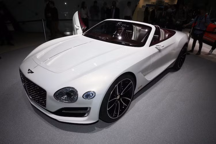 Dù không công bố chi tiết, nhưng Bentley cho biết EXP 12 Speed 6e sẽ sử dụng hệ động lực chạy điện hoàn toàn. Nếu không có công nghệ sạc không dây tốc độ cao, chiếc xe vẫn có thể sạc bằng ổ điện giấu ở bên dưới bảng số phía sau xe.