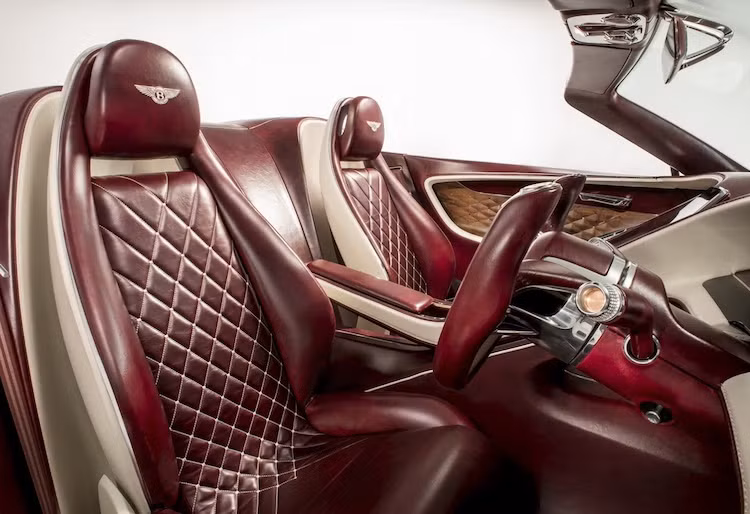 Để tạo sự khác biệt với Bentley EXP 12 Speed 6, chiếc 6e có vô-lăng cắt vành trên theo phong cách xe đua. Tuy nhiên phần còn lại của nội thất vẫn mang đậm phong cách xa hoa và sang trọng của thương hiệu Bentley với các chi tiết bọc da cao cấp kết hợp giữa 2 tông màu nâu-kem và những đường chần chỉ vân con thoi tinh xảo.