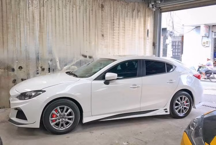 Hiện tại, có một số mẫu bodykit khá đẹp mắt cho Mazda 3 từ các hãng khác nhau, khiến chiếc xe trông nổi bật hơn. Tuy nhiên không đi theo "lối mòn" này, một người sở hữu Mazda 3 Sedan tại Sài Gòn đã đặt xưởng độ Phi Long Bodykits thiết kế riêng cho chiếc xe một bộ bodykit thể thao, hoàn toàn không bị "đụng hàng" với bất kỳ hãng độ nào trên Thế giới.