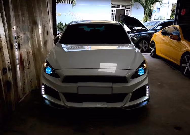 Không chỉ có phần cản trước "hàng thửa", các đèn pha nguyên bản của chiếc xe cũng được độ lại với bóng projector cho ánh sáng đầy vẻ hiện đại. Được tích hợp vào cản trước còn có 2 hàng đèn LED gắn khéo léo ở hốc hút gió hai bên.