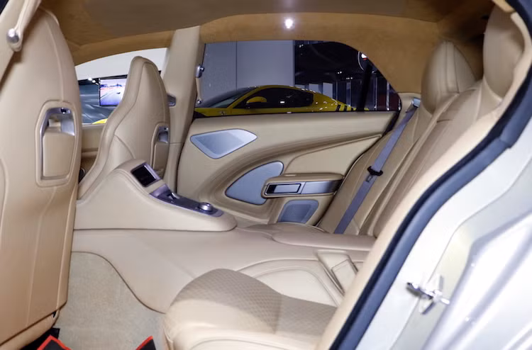 Bệ trung tâm của Lagonda Taraf chạy hết chiều dài nội thất xe, chia cabin thành 2 hàng ghế riêng biệt giống Rapide. Ở bệ trung tâm phía sau, Aston Martin đã bố trí một bảng điều khiển nhỏ dành cho hệ thống điều hòa và giải trí phía sau. Các ghế ngồi của Lagonda Taraf cũng có thiết kế tương tự Rapide.