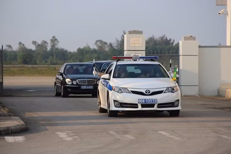 Đoàn xe hộ tống Nhà vua và Hoàng hậu Nhật Bản về trung tâm thành phố Huế.