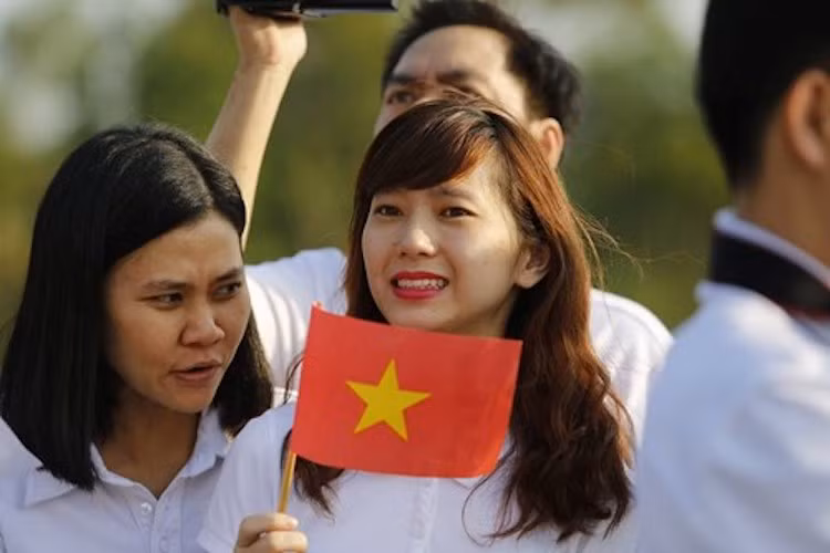 Nhiều người dân cố đô Huế chào đón chuyến thăm của Nhà vua và Hoàng hậu Nhật Bản