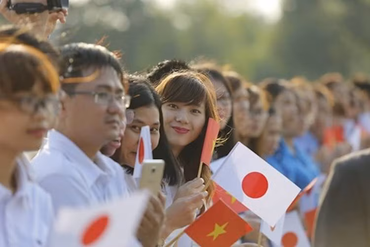 Giới trẻ Việt Nam đón chào Nhà vua và Hoàng hậu Nhật Bản tại sân bay Phú Bài