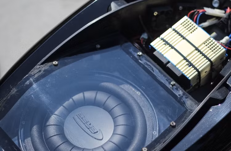 Chiếm trọn diện tích của hộp đồ bên dưới yên xe nay là một loa sub lớn cùng hệ thống nguồn phát cho toàn bộ dàn âm thanh. Hệ thống loa này cũng có khả năng phát nhạc từ điện thoại thông qua Bluetooth.