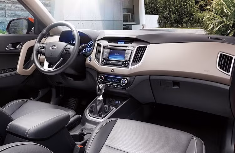 Bên trong nội thất, Creta được trang bị sẵn ghế da kháng khuẩn chống mùi, hệ thống giải trí cơ bản với CD/MP3/Bluetooth/USB/AUX, dàn âm thanh 6 loa, ghế chỉnh điện 8 hướng, điều hòa tự động. Xe cũng có chống bó cứng phanh ABS, hỗ trợ phanh khẩn cấp BA, phân phối lực phanh điện tử EBD, cân bằng điện tử ESC, khởi hành ngang dốc HAC...