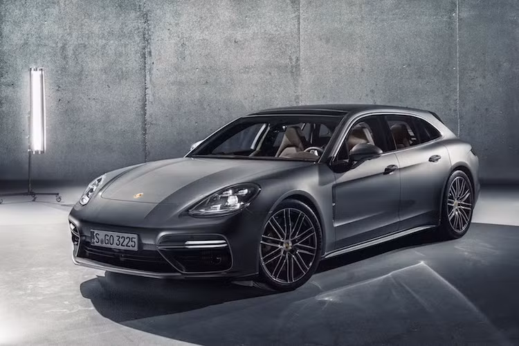 Ý tưởng về phiên bản Porsche Panamera Sport Tourismo với vòm mui kéo dài dạng shooting brake đã được Porsche ấp ủ từ tận năm 2012 với chiếc concept cùng tên, được ra mắt khi dòng xe sang Panamera vẫn đang ở thế hệ đầu. Tuy nhiên phải tới nay, phiên bản Panamera Sport Turismo dân dụng mới chính thức được hãng công bố.