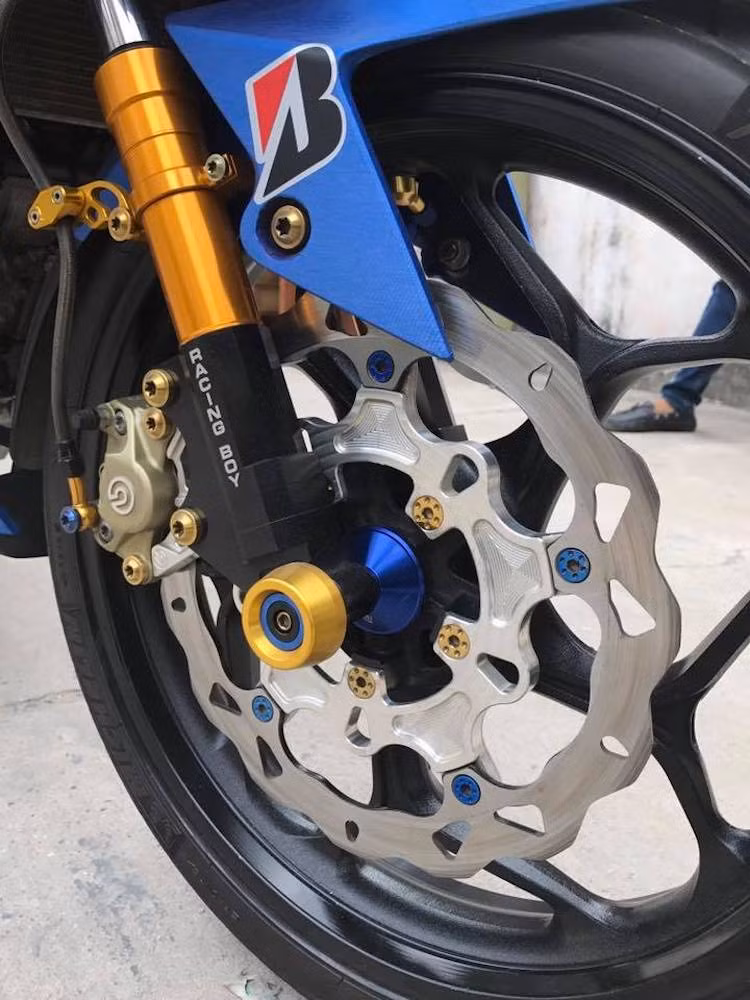 Phần đầu xe ga Yamaha Nouvo không phải là chi tiết nổi bật duy nhất trên bản độ này khi ở phía trước, chiếc xe đã được thay cặp phuộc Racing Boy CNC nổi bật hơn, cùng với hệ thống phanh được nâng cấp với heo Brembo 2 pis đối xứng và đĩa Galfer lòng CNC. Những chi tiết như chụp cốt Rizoma và ốc titan khiến dàn chân của xe nổi bật hơn,