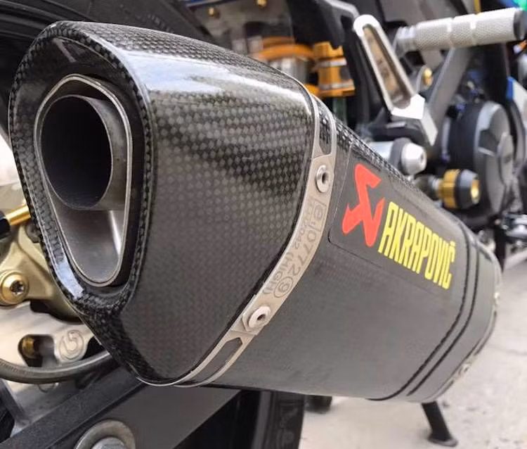 Cùng với cây pô Akrapovic bằng sợi carbon, khối động cơ được "chọt" lại cho tiếng nổ ấn tượng và công suất lớn hơn. Để đảm bảo an toàn và khiến dáng xe đẹp hơn, cặp mâm Asio 5 cánh chữ Y bản lớn và lốp Michelin Pilot Street đã được trang bị cho chiếc xe.