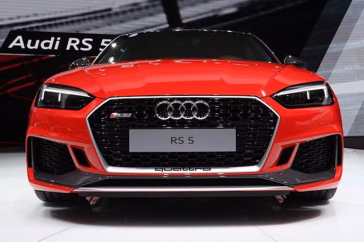 So với một phiên bản thể thao thấp hơn là S5, rất dễ dàng để phân biệt cuope thể thao RS5 với các phiên bản A5 thường do chiếc xe được trang bị cản trước "hầm hố" với các khe hút gió cực lớn. Cụm đèn pha LED ma trận tùy chọn của chiếc xe cũng có chóa màu đen "ngầu" hơn, trong khi các vòm bánh được nới rộng hơn so với A5.