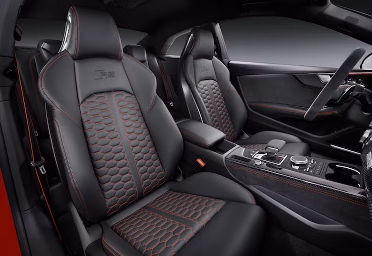 Bước vào trong nội thất, chiếc xe sở hữu cặp ghế ngồi thể thao với tùy chọn bọc da Nappa cao cấp chần chỉ vân kim cương, vô-lăng đa chức năng RS với đáy phẳng theo phong cách xe đua, logo RS đặt ở nhiều chi tiết trong cabin và bảng đồng hồ kỹ thuật số Virtual Cockpit có giao diện chế độ hiển thị đặc biệt.