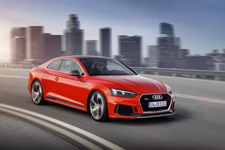 Không chỉ mạnh mẽ hơn, hệ thống treo thể thao của RS5 cũng được nâng cấp với hệ thống kiểm soát Dynamic Ride Control, bên cạnh đó là phanh gốm-carbon và hệ thống lái RS. Ngoài ra, hệ thống lái Audi Drive cũng có thêm các chế độ lái thể thao hơn.