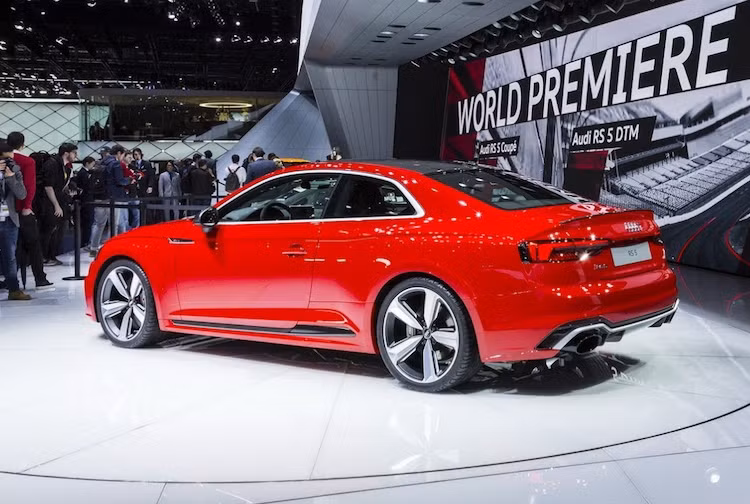 Những chi tiết ngoại thất đặc biệt khác chỉ có trên RS5 bao gồm các cánh khí động bên dưới cản trước và sau, hệ thống xả thể thao với chụp hình oval và mâm đúc 19 inch thiết kế mới. Tuy nhiên, khách hàng có thể đặt tùy chọn mâm đường kính lên tới 20 inch với thiết kế 5 cánh thể thao.