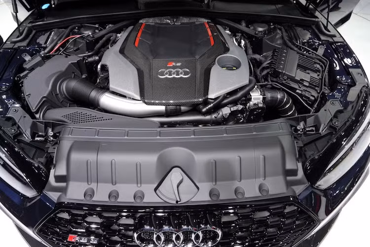 Nằm bên dưới nắp ca-pô, RS5 2018 được trang bị động cơ xăng 2.9l V6 tăng áp kép hoàn toàn mới, được lấy từ chiếc xe sang Porsche Panamera S. Tuy nhiên, Audi đã tiếp tục cải tiến động cơ này để nâng công suất lên tưới 450 PS và mô-men xoắn cực đại 600 Nm. So với thế hệ trước, chiếc xe đã có mô-men xoắn vượt trội tới 170 Nm.