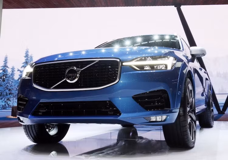 Được thiết kế theo ngôn ngữ mới nhất của Volvo, XC60 trông như một phiên bản thu nhỏ của chiếc XC90 lớn hơn, cao cấp hơn. Những đặc trưng của Volvo thời kỳ mới như lưới tản nhiệt thẳng đứng với logo xiên chéo hay cặp đèn pha LED hiện đại vẫn tiếp tục xuất hiện trên chiếc xe.