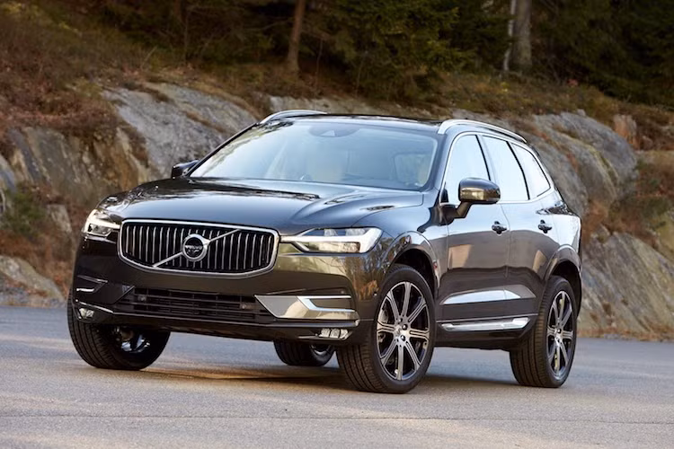 Volvo XC60 sẽ có một loạt các phiên bản chạy xăng và diesel khác nhau. Trong đó, các phiên bản chạy xăng đều dùng động cơ 2.0l 4 xi-lanh thẳng hàng, tuy nhiên phiên bản T5 sẽ có công suất 254 mã lực do chỉ sử dụng tăng áp. Với bản T6, xe đạt công suất lên tới 320 mã lực do sử dụng cả siêu nạp lẫn tăng áp. Cuối cùng, bản T8 còn kết hợp thêm động cơ điện để đạt công suất 407 mã lực.