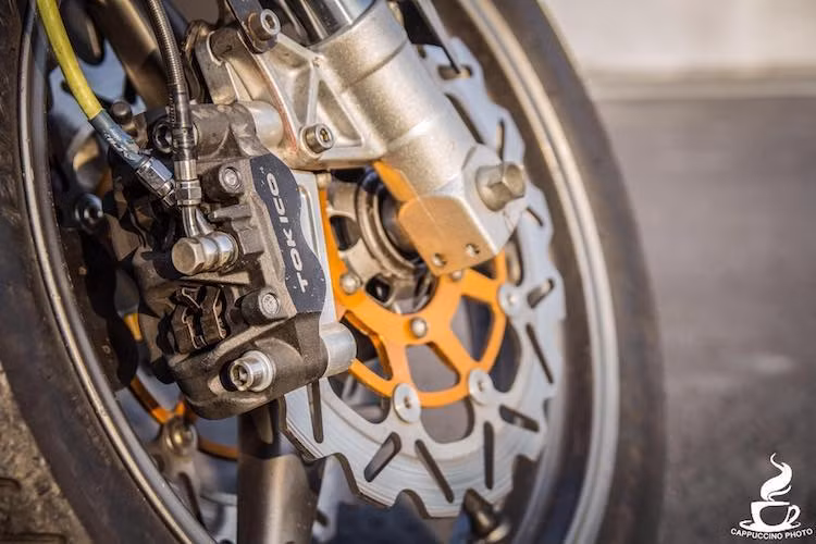 "Dàn chân" của chiếc xe đã được chủ nhân quan tâm đặc biệt, với cặp mâm 3 cánh bản lớn từ một mẫu xe môtô phân khối lớn khác thay vì mâm nguyên bản 5 cánh kép. Ở phía trước, chiếc xe cũng có cặp phuộc USD đường kính lớn và hệ thống phanh đĩa kép với heo Tokico.