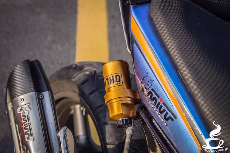 Với cây pô titan, tiếng nổ của chiếc xe đã trở nên ấn tượng hơn. Ở phía sau, chiếc FZ150i cũng đã được nâng cấp lên phuộc Ohlins "hàng hiệu".