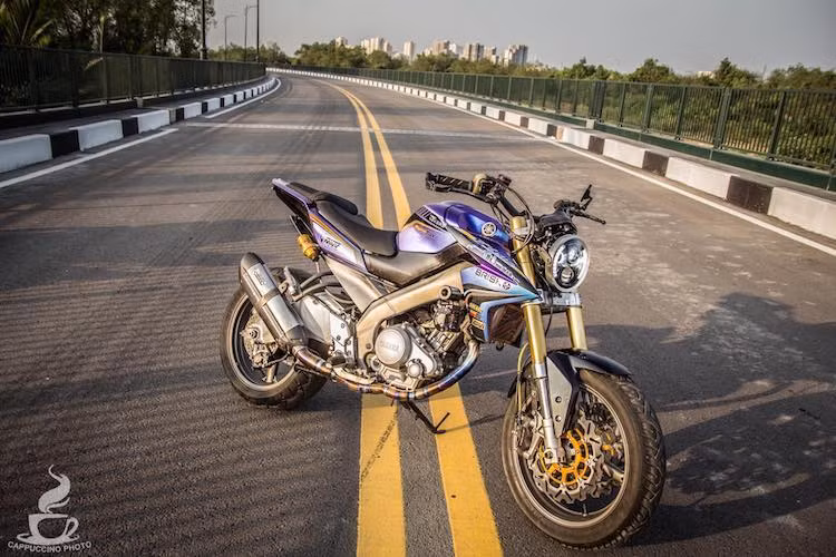  Môtô Yamaha FZ150i là một trong số ít những dòng naked bike phân khối nhỏ đang được bán tại Việt Nam. Với mức giá tương đối hợp lý, kết cấu khung Deltabox và động cơ bền bỉ, mẫu xe này đã được nhiều biker tại Việt Nam lựa chọn. Tuy nhiên ở dạng nguyên bản, FZ150i chưa có được vẻ ngoài hấp dẫn.
