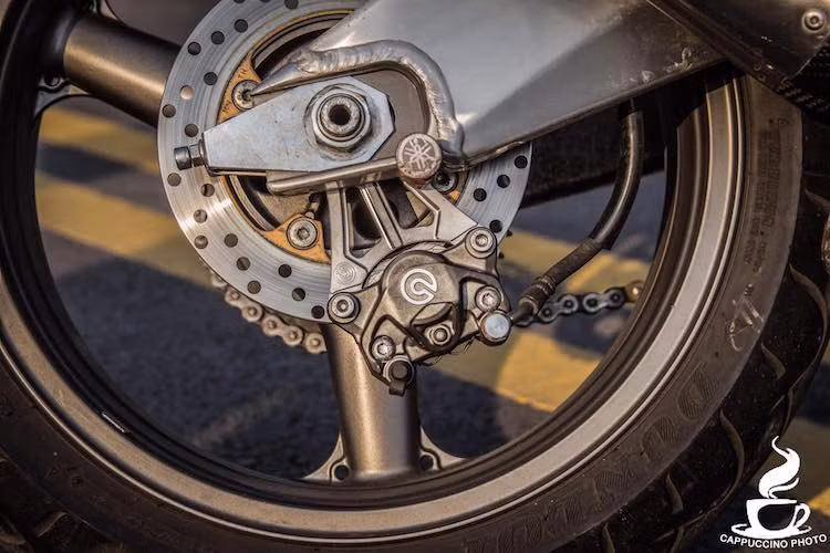 Đi kèm với mâm sau bản lớn, bộ gắp nguyên bản của FZ150i cũng được chủ xe thay bằng gắp PKL. Trong khi đó, hệ thống phanh sau cũng được nâng cấp với heo Brembo 2 pis đối xứng.