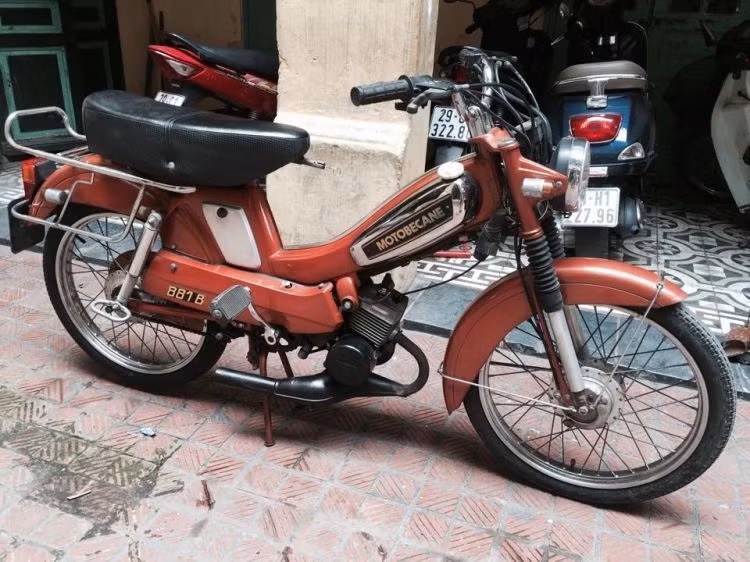Vào năm 1981, thương hiệu Motobecane bị phá sản và được mua lại bởi "ông lớn" Nhật Bản Yamaha. 3 năm sau, Motobecane được đổi tên thành MBK và vẫn tiếp tục sản xuất những chiếc xe đạp máy. Trong thập niên 80, chiếc Motorbecane MBK 881B đã ra đời.
